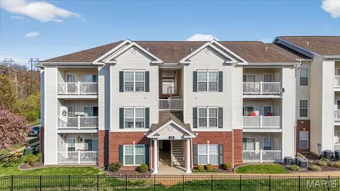 29 Kassebaum Ln #304, Saint Louis, MO 63129