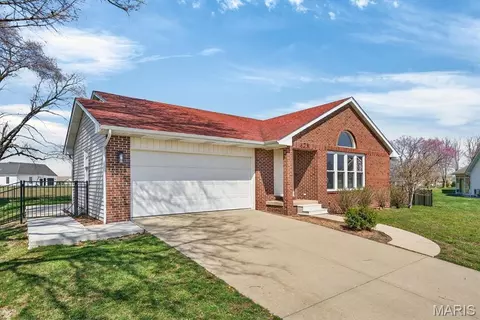 625 Christopher Ln, New Baden, IL 62265
