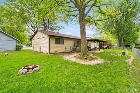 Exterior - 607 Linden Ct, O'fallon, IL 62269 photo 4 of 5
