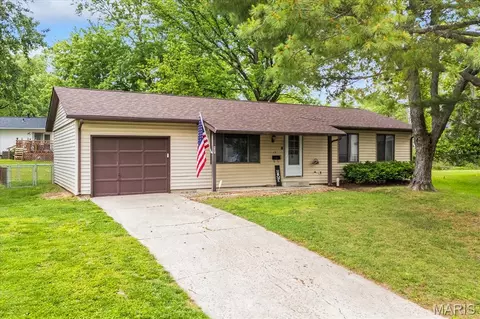 Exterior - 607 Linden Ct, O'fallon, IL 62269 photo 2 of 5