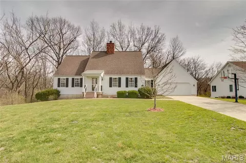 9 Fox Hill Dr, Carlinville, IL 62626
