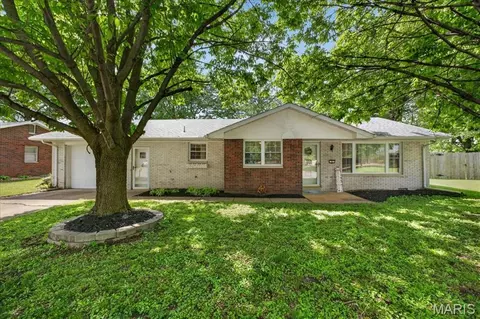 9 Debra Dr, Fairview Heights, IL 62208