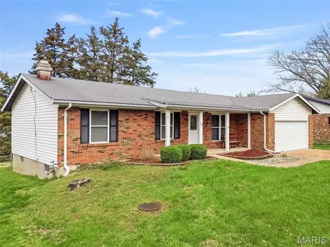 1219 Derbyshire Dr, Manchester, MO 63021