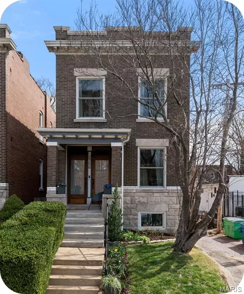 2706 Alhambra Ct, Saint Louis, MO 63118