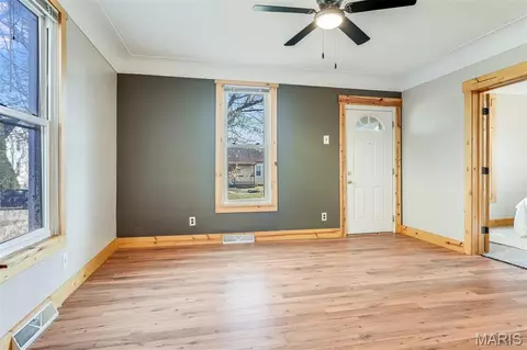 Living - 601 Walnut St, Alhambra, IL 62001 photo 4 of 5