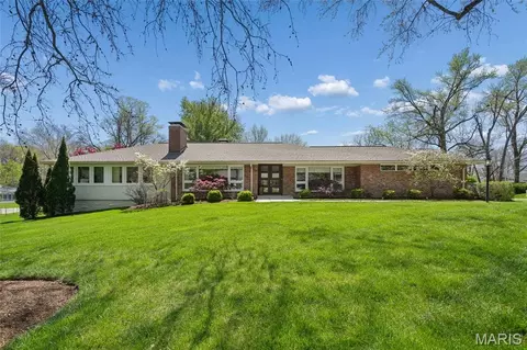 20 Dogwood Ln, Ladue, MO 63124