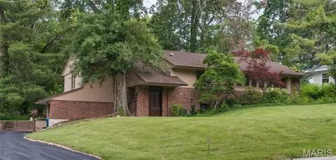 14 Tealwood Dr, Creve Coeur, MO 63141
