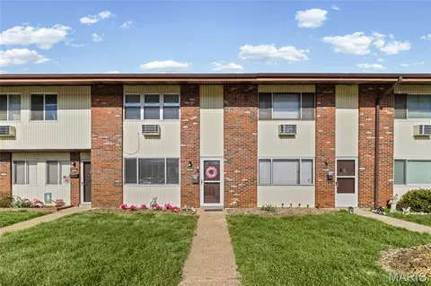 7451 Hazelcrest Dr, Hazelwood, MO 63042