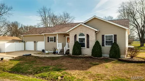 922 S Edwardsville St, Staunton, IL 62088
