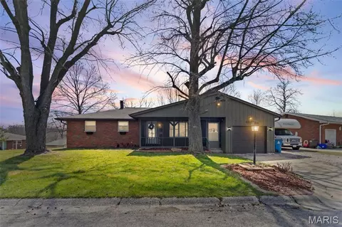 4917 W Hill Dr, Godfrey, IL 62035