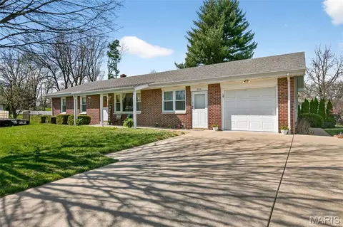 282 Diekamp Ln, Saint Charles, MO 63303