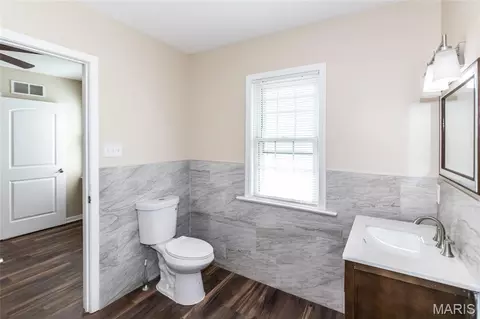 Bath - 6019 Jackson Ave, Berkeley, MO 63134 photo 3 of 4