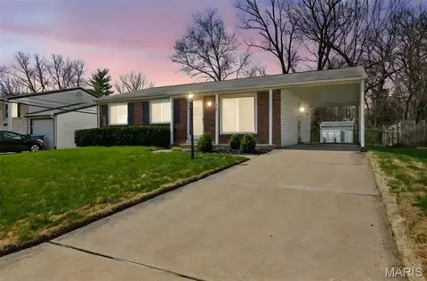 3051 Charmbrook Ln, Maryland Heights, MO 63043
