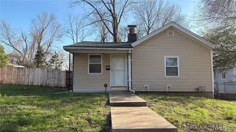 426 Bluff Dr, Saint Louis, MO 63137