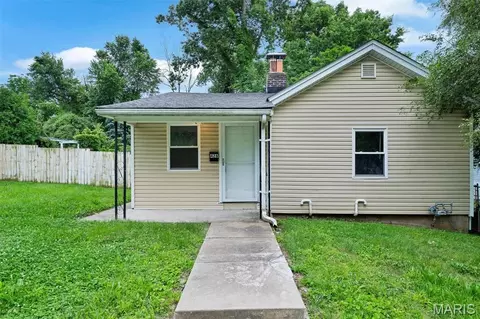 426 Bluff Dr, Saint Louis, MO 63137