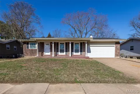 4421 Rhine Dr, Florissant, MO 63033