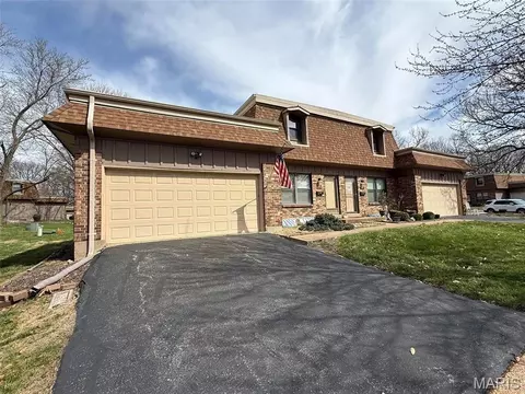 11863 Charlemagne Dr, Maryland Heights, MO 63043