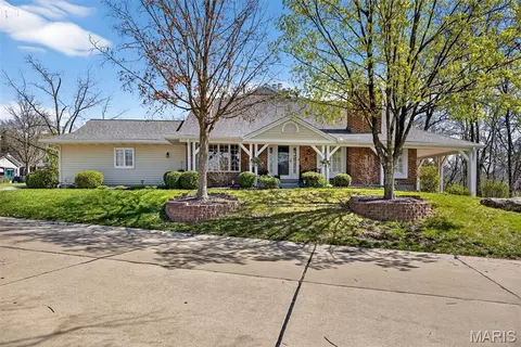 15066 Green Circle Dr, Chesterfield, MO 63017