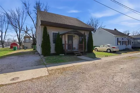 213 W 4th St, O'fallon, IL 62269