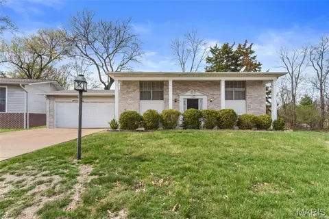 1771 Redcoat Dr, Maryland Heights, MO 63043