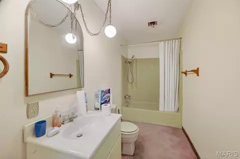 Bath - 19536 Echo Rd, Phillipsburg, MO 65722 photo 2 of 3