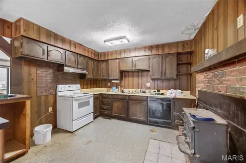 Kitchen - 19536 Echo Rd, Phillipsburg, MO 65722 photo 1 of 2