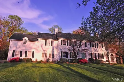 34 Godwin Ln, Saint Louis, MO 63124