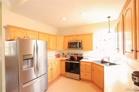 Kitchen - 910 Oak Pass Ln, Sullivan, MO 63080 photo 3 of 5