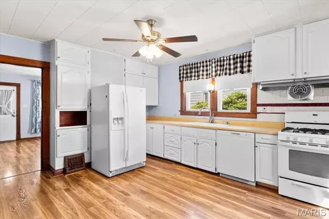 Kitchen - 622 Morrison Ave, Waterloo, IL 62298 photo 2 of 3