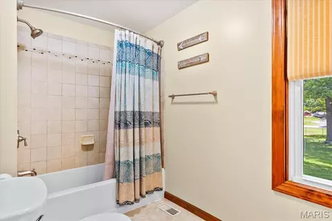 Bath - 622 Morrison Ave, Waterloo, IL 62298 photo 1 of 3