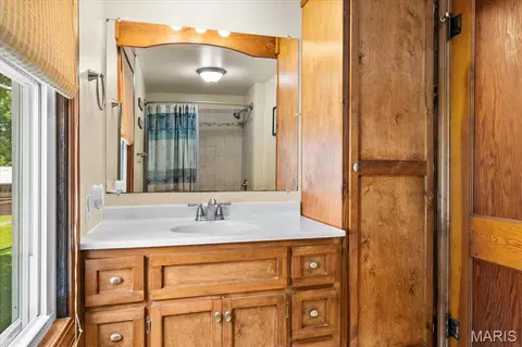 Bath - 622 Morrison Ave, Waterloo, IL 62298 photo 2 of 3
