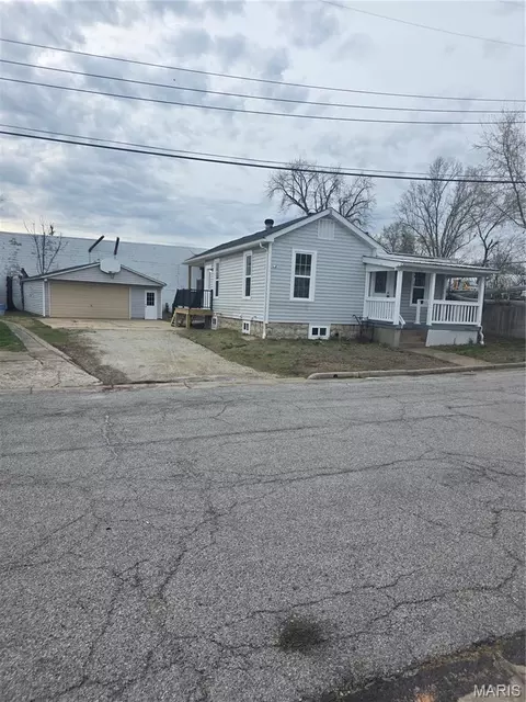 715 Walnut St, Washington, MO 63090