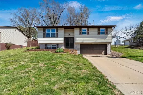 1500 Valley Forge Dr, Collinsville, IL 62234
