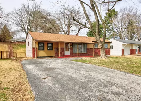 105 Clearview Dr, Florissant, MO 63033