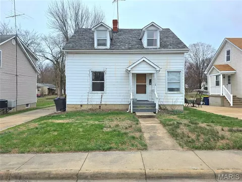 306 W 8th St, Washington, MO 63090