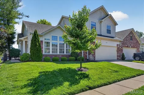 827 Stone Meadow Dr, Chesterfield, MO 63005