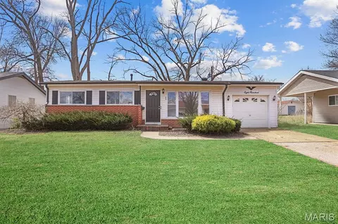 800 Babler Dr, Florissant, MO 63031