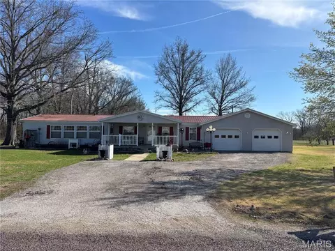 1248 Community Beach Rd, Odin, IL 62870