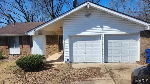 12807 Sunrise East Ct, Florissant, MO 63033