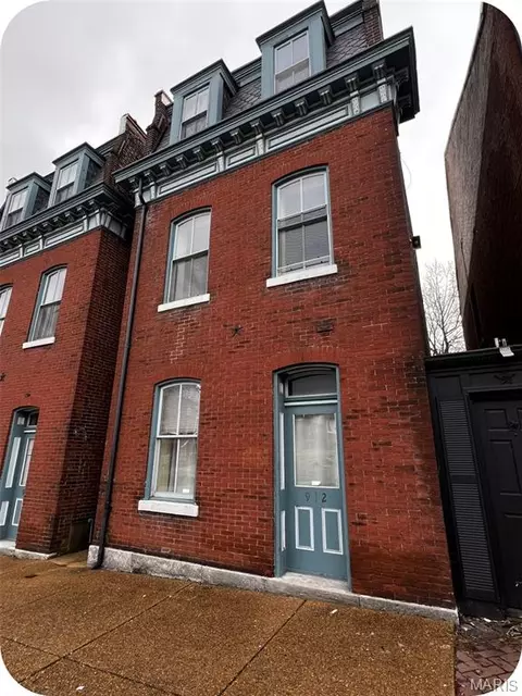 912 Russell Blvd, Saint Louis, MO 63104