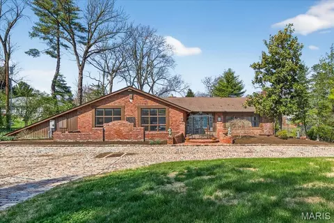 10 Vouga Ln, Saint Louis, MO 63131