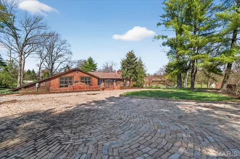 10 Vouga Ln, Saint Louis, MO 63131