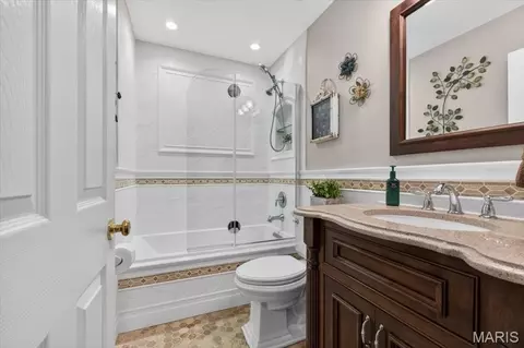 Bath - 948 Emerald Oaks Ct, Eureka, MO 63025 photo 1 of 6