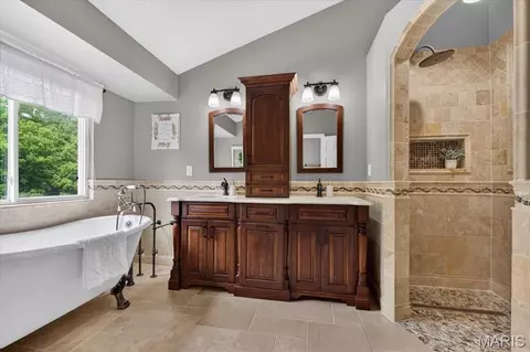 Bath - 948 Emerald Oaks Ct, Eureka, MO 63025 photo 2 of 6
