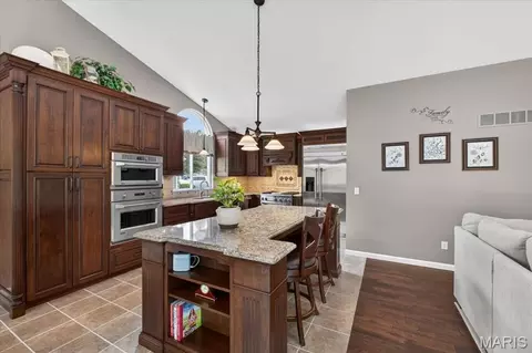 Kitchen - 948 Emerald Oaks Ct, Eureka, MO 63025 photo 2 of 5