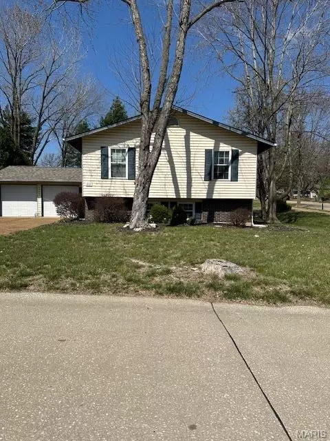 12117 Sage Glen Ct, Maryland Heights, MO 63043