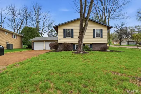 12117 Sage Glen Ct, Maryland Heights, MO 63043