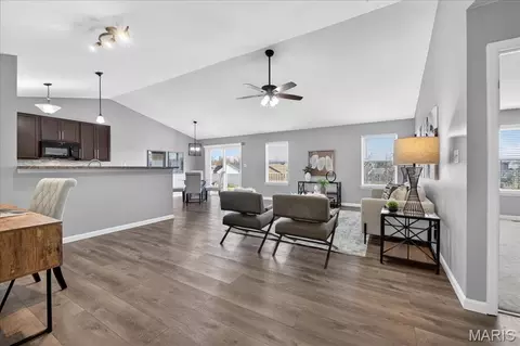 Entry Way - 207 Bluestem Ln, O'fallon, MO 63366 photo 7 of 11