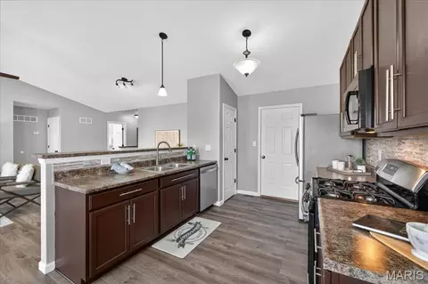 Entry Way - 207 Bluestem Ln, O'fallon, MO 63366 photo 8 of 11