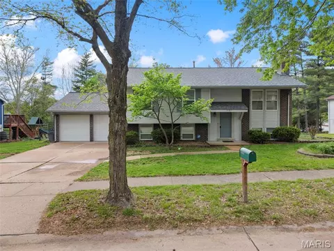 1627 Prestonpark Ln, Saint Louis, MO 63146